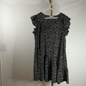 Flared shoulders, flattering fit, lightweight material! Lays nicely in front